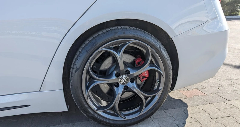 Alfa Romeo Giulia cena 133000 przebieg: 57000, rok produkcji 2019 z Zawiercie małe 407
